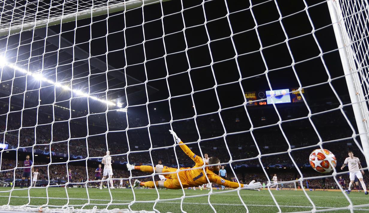 Kiper Manchester United, David De Gea, gagal menghalau bola tendangan striker Barcelona, Lionel Messi, pada laga Liga Champions 2019 di Stadion Camp Nou, Selasa (16/4). Barcelona menang 3-0 atas Manchester United. (AP/Manu Fernandez)