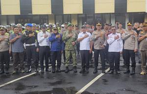 Kapolres Metro Depok, Kombes Abdul Waras bersama Kodim 0508 Depok dan Pemerintah Kota Depok melaksanakan apel gelar pasukan malam tahun baru 2026, di Polres Metro Depok (Liputan6.com/Dicky Agung Prihanto)