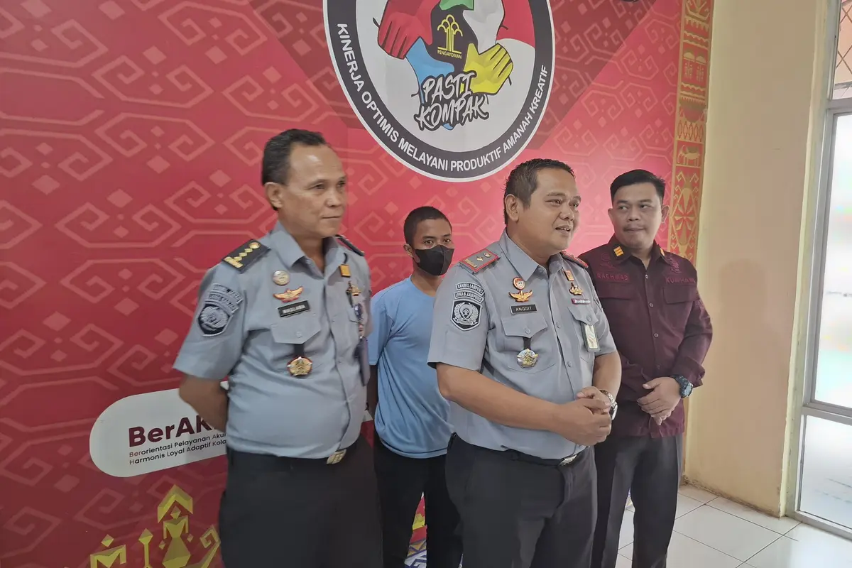 Kepala LPKA Kelas IIA Bandar Lampung, Anggit Yongki Setiawan saat jumpa pers penangkapan napi bocah yang kabur. Foto : (Liputan6.com/Ardi)