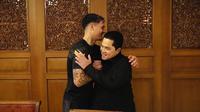 Ketua PSSI, Erick Thohir bersama pemain naturalisasi Timnas Indonesia, Shayne Pattynama. (Instagram Erick Thohir).