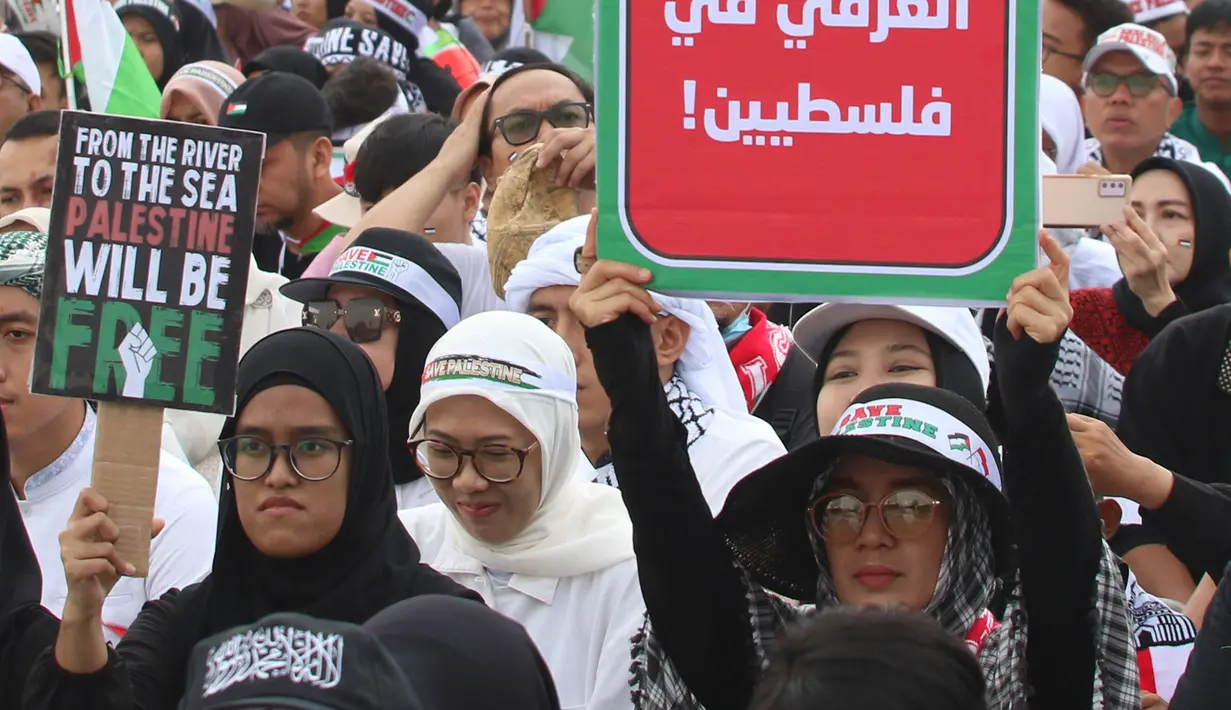 <p>Sebagian besar mereka membawa bendera, syal, dan juga baju berlambangkan Palestina hingga poster kecaman atas keganasan serangan Israel yang berdampak pada rakyat sipil Palestina. (merdeka.com/Imam Buhori)</p>