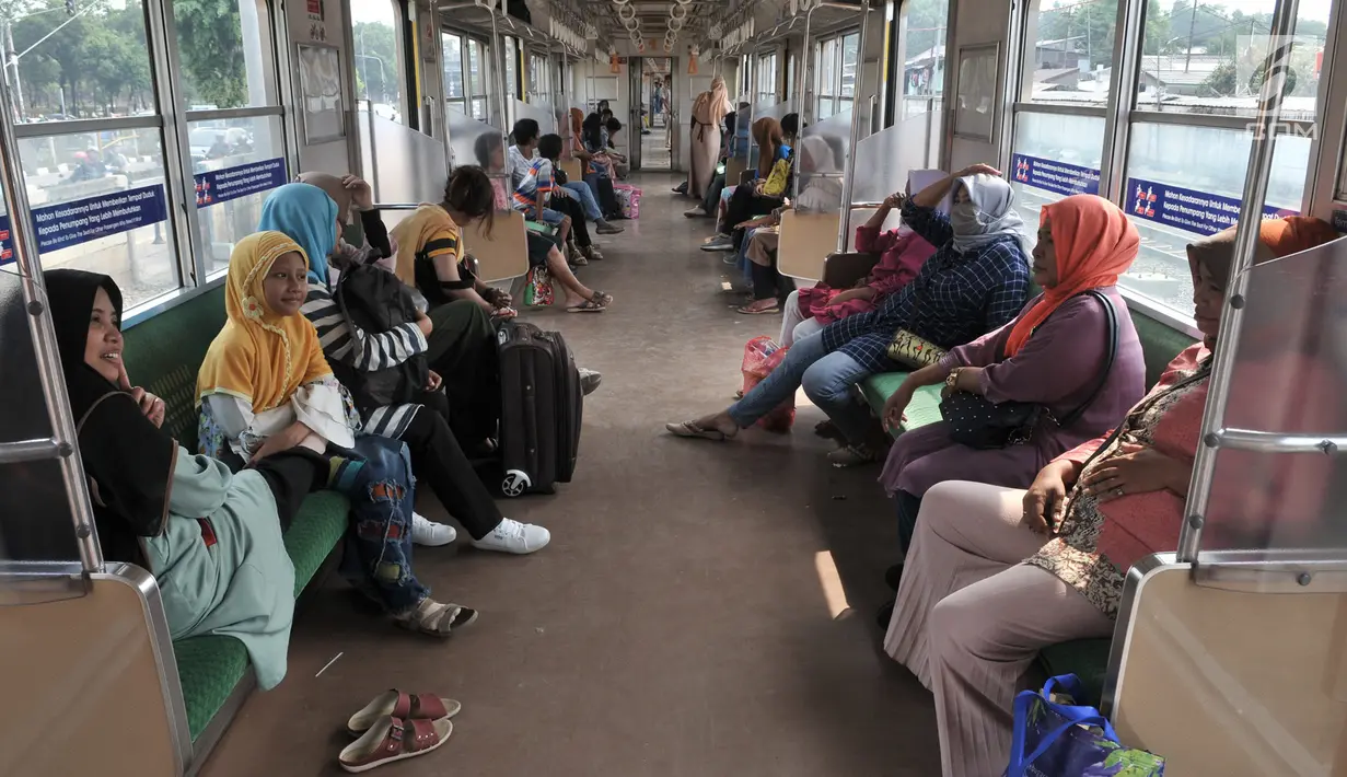 Penumpang KRL Commuter Line menunggu dalam gerbong saat kereta berhenti beroperasi di kawasan Jatinegara, Jakarta, Minggu (4/8/2019). Listrik padam yang melanda Jakarta dan  sekitarnya mengakibatkan penumpang KRL Commuter Line telantar lantaran kereta berhenti beroperasi. (merdeka.com/Iqbal Nugroho)