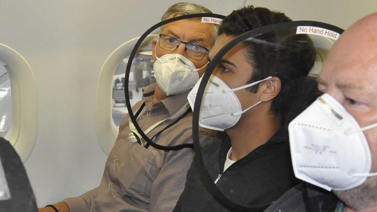 Perusahaan Desain Kenalkan Alat Penghalang Virus dan Modus di Bangku Pesawat