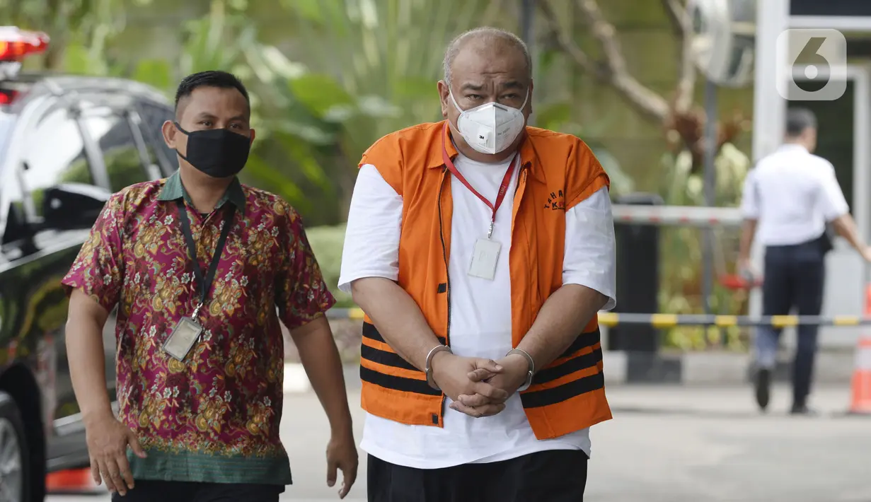 Pemilik Grup Dempo Muhammad Yamin Kahar (kanan) penyuap Bupati Solok Selatan Muzni Zakaria tiba di Gedung KPK, Jakarta, Kamis (19/3/2020). Kahar diperiksa sebagai tersangka untuk melengkapi berkas suap proyek jembatan dan pembangunan masjid Solok senilai Rp 69,8 miliar. (merdeka.com/Dwi Narwoko)
