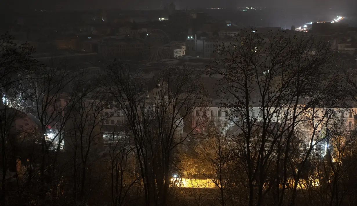 Foto ini menunjukkan pusat kota saat pemadaman listrik setelah serangan roket Rusia di Kiev, Ukraina, Rabu (23/11/2022). Pemadaman pasokan listrik  juga membuat pembangkit nuklir dan jaringan internet offline dan meluas di negara tetangga Moldova. (AP Photo/Andrew Kravchenko)
