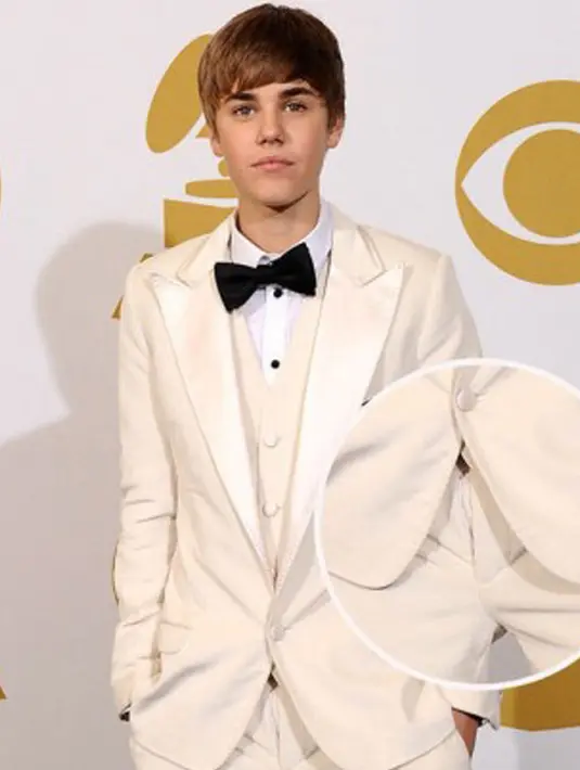 Saat menghadiri ajang bergengsi Grammy Awards di tahun 2011 silam, Justin Bieber lupa menutup resleting celananya. Untungnya, celah yang terbuka tak begitu terlihat dengan jelas lantaran warna baju pelantun lagu Baby itu yang serba putih. (cbc.ca)