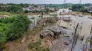 Rumah warga yang hancur akibat luapan Kali Pesanggrahan yang alirannya menyempit karena longsoran sampah di Tempat Pembuangan Akhir (TPA) Cipayung, Depok, Jawa Barat, Kamis (14/5/2026). (merdeka.com/Arie Basuki)