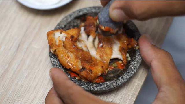 Koki Ini Bikin Ayam Geprek Cuma Rp 2 Ribu, 7 Cara Masaknya Bikin Melongo