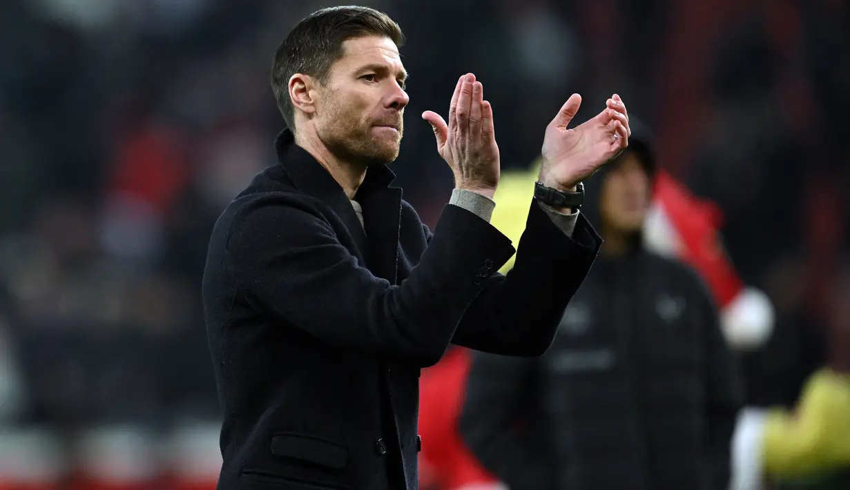 <p>Meski karier kepelatihannya masih tergolong hijau, namun sepak terjang Xabi Alonso bersama Bayer Leverkusen musim ini menjadi magnet beberapa klub besar Eropa untuk mendatangkannya, termasuk Bayern Munchen. Namun sepertinya Liverpool menjadi yang terdepan untuk meminangnya sebagai suksesor Jurgen Klopp, karena berstatus eks pemain Liverpool. (AFP/Ina Fassbender)</p>