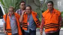 Anggota DPRD Kalimantan Tengah Borak Milton (kiri), Punding LH Bangkan (tengah), Edy Rosada (kanan) tiba di Gedung KPK, Jakarta, Rabu (19/12). Ketiganya diperiksa sebagai tersangka dugaan suap limbah sawit di Danau Sembuluh. (Merdeka.com/Dwi Narwoko)