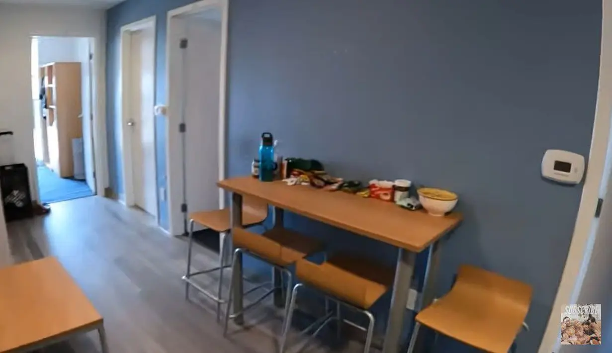 Mereka sempat ikut ke Kanada dan melihat rumah kos Gavin yang rapi dan sederhana. [Youtube.com/ceritauntungs]