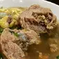 Saatnya Anda menikmati lezatnya semangkuk bakso daging wagyu cincang yang menggugah selera. 