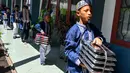 Para siswa membawa nampan berisi makanan, yang disediakan oleh program Makan Bergizi Gratis (MBG), ke kelas masing-masing di sebuah sekolah dasar di Banda Aceh pada Kamis 30 Oktober 2025. Program MBG bertujuan meningkatkan gizi dan kualitas sumber daya manusia. (CHAIDEER MAHYUDDIN/AFP)