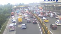 Situasi arus lalu lintas di Gerbang Tol Halim 2 terpantau padat. (@TMC Polda Metro Jaya)