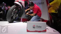 Petugas memasang aplikasi otomotif T-Bike di sepeda motor saat peluncuran di kawasan SCBD Jakarta, Kamis (3/3).  Aplikasi yang diluncurkan Telkomsel itu mampu memonitor, memandu dan mengendalikan sepeda motor dari ponsel cerdas (Liputan6.com/Angga Yuniar)
