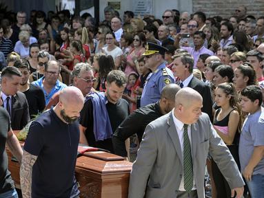 Keluarga dan kerabat menyambut kedatangan jenazah pesepak bola Nantes, Emiliano Sala, saat tiba di Club Atletico, Santa Fe, Sabtu (16/2). Emiliano Sala meninggal dunia setelah kecelakaan pesawat. (AFP/Juan Mabromata)