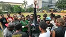 Aliansi Mahasiswa Papua (AMP) berkumpul di lapangan Sahabara Polda Metro, Jakarta, Selasa (1/12/2015). Mereka menunggu ratusan kawan mereka yang diamankan Polisi. (Liputan6.com/Yoppy Renato)