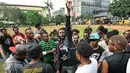 Aliansi Mahasiswa Papua (AMP) berkumpul di lapangan Sahabara Polda Metro, Jakarta, Selasa (1/12/2015). Mereka menunggu ratusan kawan mereka yang diamankan Polisi. (Liputan6.com/Yoppy Renato)