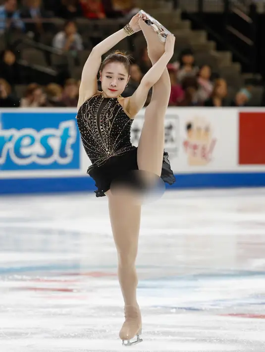 So Youn Park split dengan mengangkat satu kaki pada perlombaan figure skating, Skate America 2016 di Sears Center Arena, Chicago, AS (21/10). Olahraga ice skating ini mirip seperti tarian balet. (Reuters/ Kamil Krzaczynski)