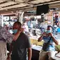 Tim Satgas Pemkab OKI Sumsel membagikan masker ke para pengunjung dan pedagang di Pasar Kayuagung OKI Sumsel (Dok. Humas Pemkab OKI / Nefri Inge)