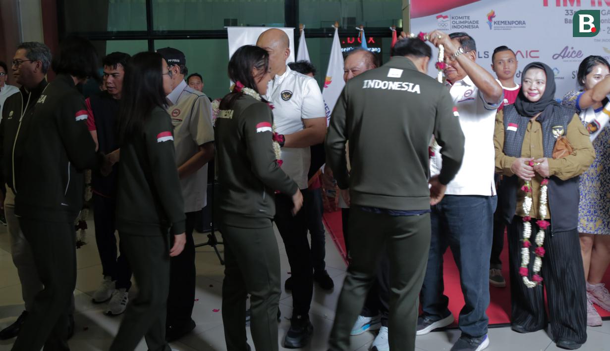 Para atlet mendapat kalung bunga saat acara penyambutan atlet SEA Games 2025 di Bandara Soekarno-Hatta, Tangerang, Selasa (16/12/2025). (Bola.com/M Iqbal Ichsan)