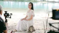 Shandy Aulia dikenal identik dengan sosok protagonis dan anggun dalam setiap karakter yang ia ambil. Begitu pula dengan perannya di sinetron Cinta 2 Pilihan. Berperan sebagai Sukma, ia terlihat begitu menawan mengenakan gaun putih saat syuting di pantai. (Liputan6.com/IG/@shandyaulia)