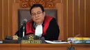 Hakim tunggal, Sihar Purba saat memimpin sidang lanjutan praperadilan mantan Menteri ESDM, Jero Wacik terhadap KPK di Pengadilan Negeri Jakarta Selatan, Jumat (24/4/2015). (Liputan6.com/Yoppy Renato)  