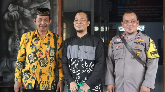 Chairul Bachry (tengah) dinyatakan bebas murni di Lapas Surabaya. (Dian Kurniawan/Liputan6.com)