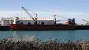 Kapal kargo berbendera Rusia berlabuh di pelabuhan Boulogne-sur-Mer, Prancis utara (26/2/2022). Intersepsi kapal, yang membawa mobil, Sabtu pagi dipicu oleh sanksi keuangan yang dikenakan beberapa hari lalu terhadap Rusia atas invasinya ke Ukraina. (AP Photo/Michel Spingler)