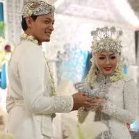 Aktor tampan yang menjadi favorit kaum hawa, Fedi Nuril, nampak sumringah telah melepas masa lajangnya pada Minggu (17/1/2016) dengan wanita cantik Vanny Widyasasti. Hari tersebut pun menjadi hari bersejarah bagi Fedi Nuril. (Nurwahyunan/Bintang.com)