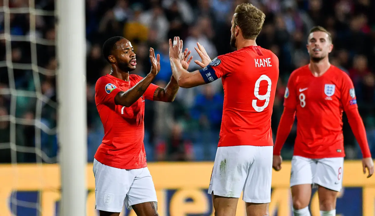 Para pemain Inggris merayakan gol yang dicetak Raheem Sterling ke gawang Bulgaria pada laga Kualifikasi Piala Dunia 2020 di Stadion Vasil Levski, Sofia, Senin (14/10). Bulgaria kalah 0-6 dari Inggris. (AFP/Nikolay Dychinov)