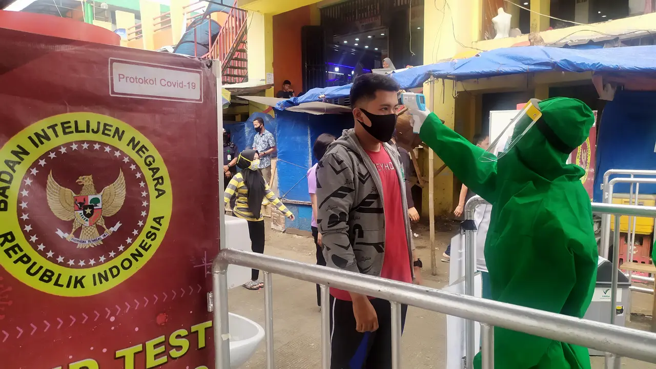 BIN menggelar rapid test dan swab test terhadap pedagang dan pengunjung Pasar Ciawi, Bogor