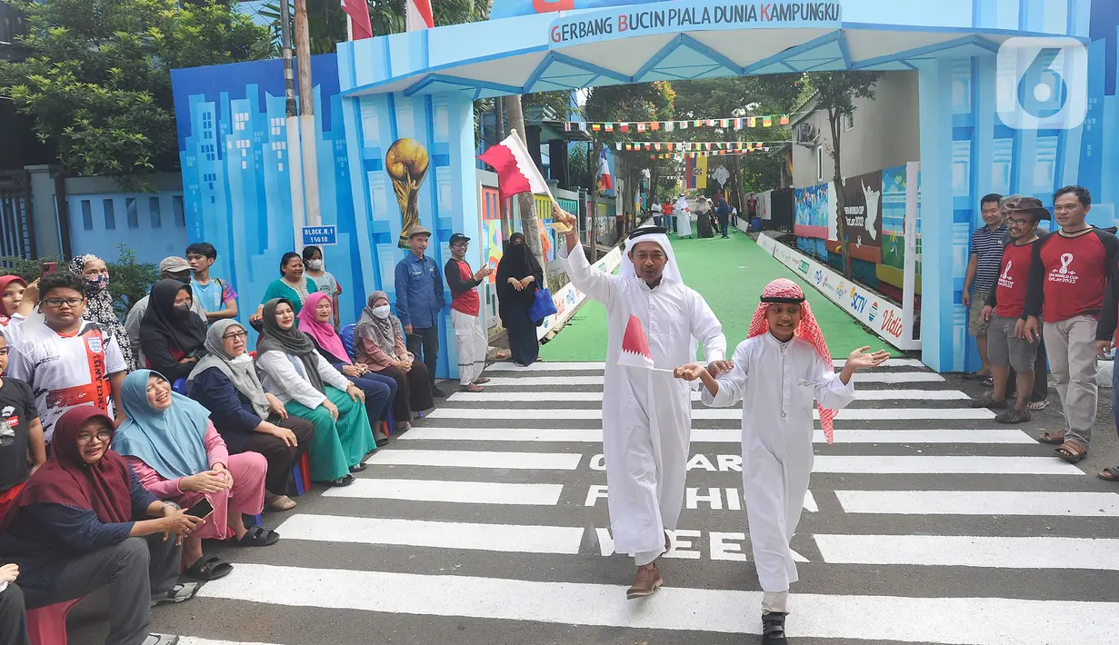 Warga menggelar fashion show menjelang Piala Dunia 2022 Qatar di Perum Depok Maharaja Blok M1 Cluster Cemara, Rangkapan Jaya, Depok, Minggu (20/11/2022). Berbagai pernak-pernik bernuansa Piala Dunia terlihat bertebaran di acara fashion show tersebut. (merdeka.com/Arie Basuki)