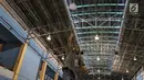 Peserta menerbangkan pesawat kertas pada kompetisi final Red Bull Paper Wings 2019 di Universitas Tarumanagara, Jakarta, Jumat (5/4). Tiga finalis yang lolos mewakili Indonesia ke tingkat dunia pada bulan Mei di Hangar 7, Austria. (Liputan6.com/Fery Pradolo)