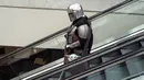 Cosplayer tiba pada hari pertama New York Comic Con 2021 di Jacob Javits Center, New York, Amerika Serikat, 7 Oktober 2021. New York Comic Con 2021 merupakan acara budaya pop terbesar di East Coast yang berlangsung selama empat hari ini. (TIMOTHY A. CLARY/AFP)
