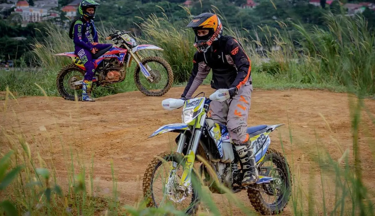 "Karena menurut gue, waktu SMP, dia sudah melanglang buana di sinetron, cantik. Ya gue ngefans," jelas Billy Syahputra. (Instagram/bilsky16)