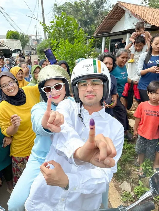 Bersama suami, Raffi Ahmad, Nagita tampak menikmati momen pencoblosan dengan cara yang sederhana, dibonceng Raffi menggunakan Vespa menuju tempat pemungutan suara (TPS).