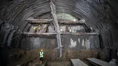 Para pekerja mengebor Terowongan No. 10 dari proyek kereta cepat Jakarta-Bandung, 28 Juni 2020. Jalur kereta cepat ini memiliki total panjang 142,3 kilometer. (Xinhua/Du Yu)