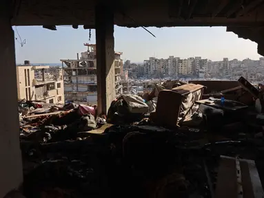 Interior bangunan tempat tinggal yang rusak terlihat setelah serangan Israel di Kota Gaza pada Kamis 4 Juni 2026. (Omar AL-QATTAA/AFP)