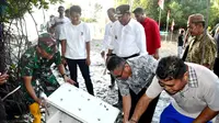 Pj Gubernur Sulbar Bahtiar Baharuddin menebar bibit kepiting bakau (Foto: Liputan6.com/Istimewa)