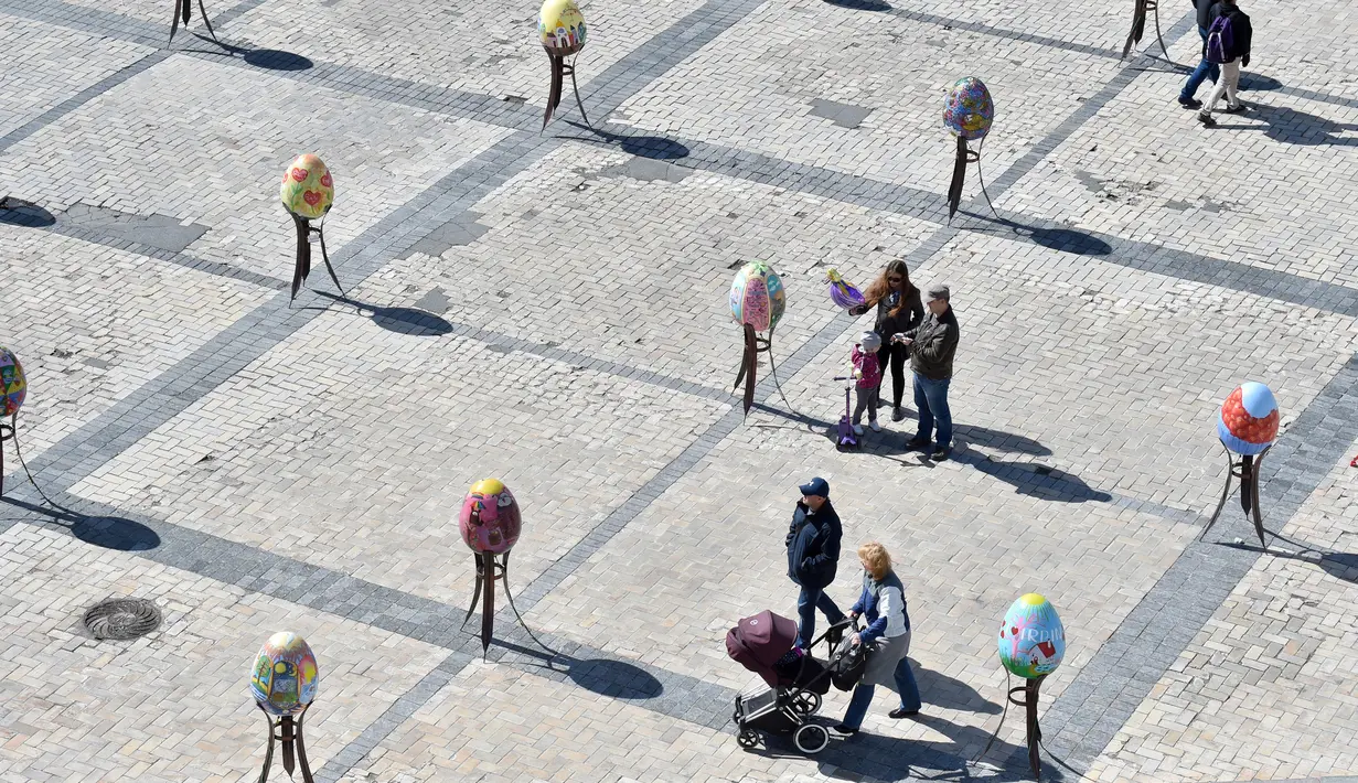 Pameran telur Paskah yang digelar di depan Katedral Mikhaylivsky di pusat Kiev sebelum perayaan Paskah, Ukraina, Rabu (12/4). Warna-warni telur Paskah menjadi daya tarik tersendiri bagi wisatawan. (AFP PHOTO / Sergei SUPINSKY)