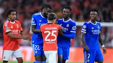 Vinicius Junior (kanan) mencetak gol tunggal kemenangan Real Madrid atas Benfica pada laga leg pertama knockout play-off Liga Champions musim ini di Estadio da Luz, Lisbon, Rabu (18/02/2026) dini hari WIB. Sayangnya dalam duel tersebut, Vincius menjadi korban tindakan rasisme yang dilakukan pendukung dan pemain Benfica, Gianluca Prestianni. (AFP/PATRICIA DE MELO MOREIRA)