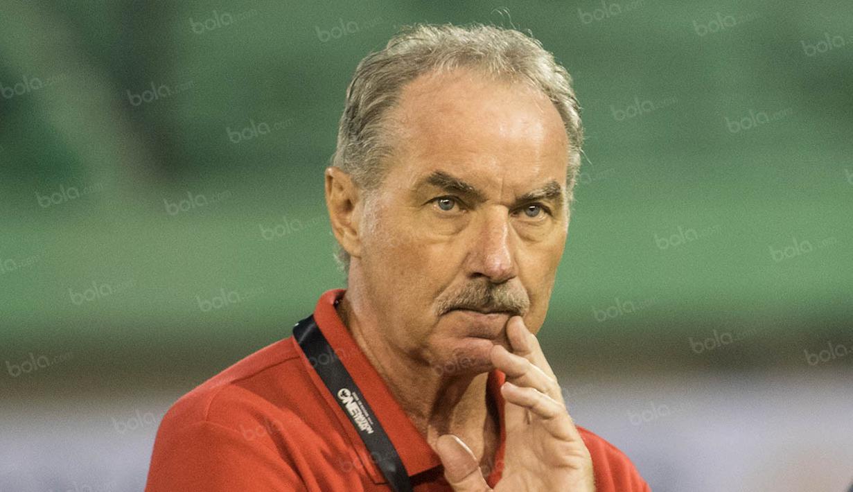 Pelatih Indonesia, Alfred Riedl, memantau latihan anak asuhnya jelang laga persahabatan melawan Malaysia. (Bola.com/Vitalis Yogi Trisna)