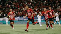 Pemain Bali United, Mitsuru Maruoka, berlari merayakan suksesnya mencetak gol ke gawang Persis Solo. (Bola.com/Alit Binawan)