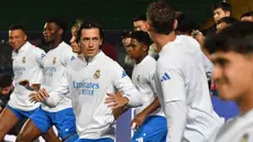 Bek Real Madrid asal Spanyol, Alvaro Carreras saat mengikuti sesi latihan di Stadion Almaty Ortalyk, Almaty, Kazakhstan, pada 29 September 2025. (VYACHESLAV OSELEDKO/AFP)