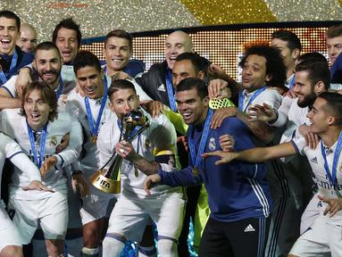 Para pemain Real Madrid merayakan keberhasilan meraih trofi juara Dunia Antarklub usai mengalahkan Kashima Antlers di International Stadium Yokohama, Jepang, (18/12/2016). (Reuters/Toru Hanai)