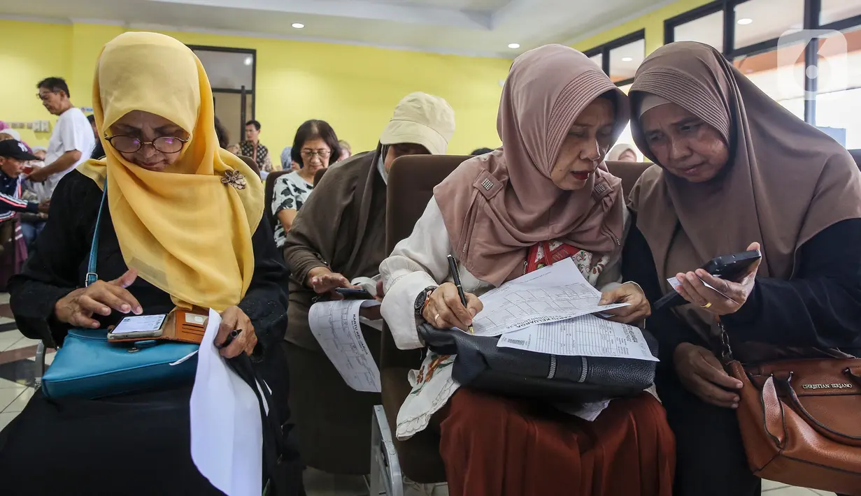 Diketahui, sejak Rabu (7/5/2025), Pemerintah Provinsi (Pemprov) Daerah Khusus Jakarta secara resmi memberlakukan kebijakan transportasi umum gratis bagi 15 golongan masyarakat tertentu. (Liputan6.com/Angga Yuniar)