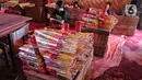 Pekerja memproduksi hio dupa di sentra industri kecil pembuatan hio di Tangerang, Banten, Senin (9/1/2023). Jelang perayaan Imlek, pesanan hio dupa mengalami peningkatan untuk kebutuhan sembahyang. (Liputan6.com/Angga Yuniar)