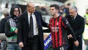 Pelatih AC Milan, Massimiliano Allegri, berbicara dengan pemain AC Milan, Christian Pulisic, usai ditarik keluar pada laga Serie A antara AC Milan vs Verona di Milan, Italia, Minggu, 28 Desember 2025. (AP Photo/Luca Bruno)