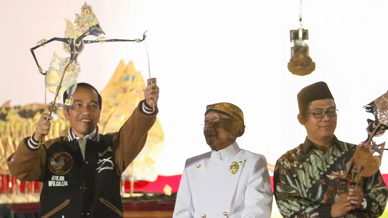 Presiden Jokowi Nontong Wayang Kulit di Istana Merdeka